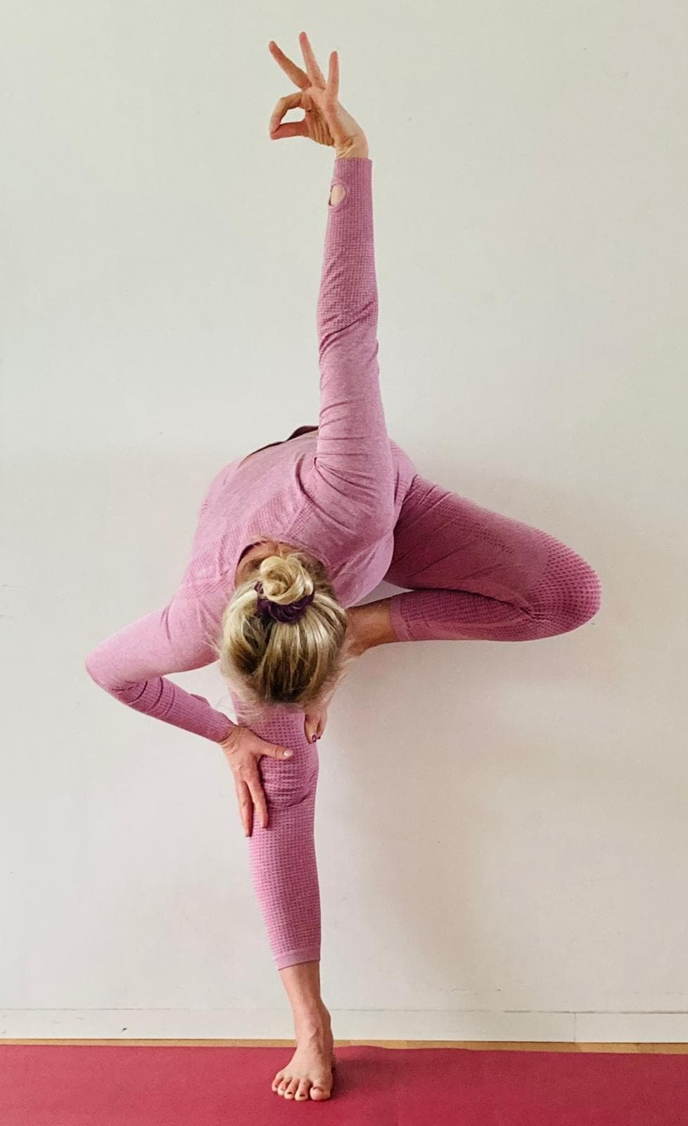 Susi Davies middle splits posture